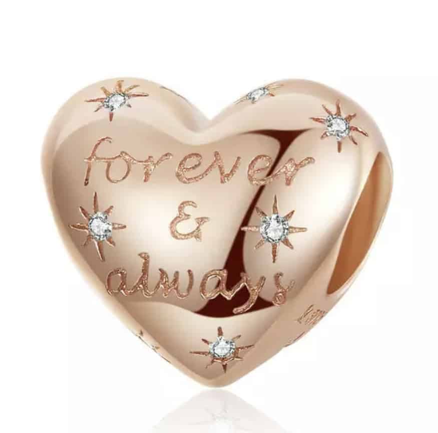 Voor en achteraanzicht van onze rose valentijn hart bedel. Met heel veel sterren over de gehele bedel geplaatst. Met de tekst forever and always aan beide kanten maakt deze bedel een echte valentijn bedel. Gemaakt van 925 sterling zilver en rose laagje.
