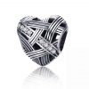 Voor en achteraanzicht van onze mooie valentijn hart bedel. Het gevlochten effect in het hart geeft je een verbonden gevoel. De mooie zirkonia's die dioginaal over het hart zijn gezet. Gemaakt van 925 sterling zilver.