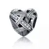 Voor en achteraanzicht van onze mooie valentijn hart bedel. Het gevlochten effect in het hart geeft je een verbonden gevoel. De mooie zirkonia's die dioginaal over het hart zijn gezet. Gemaakt van 925 sterling zilver.