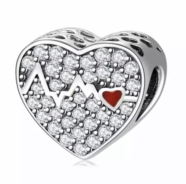 Product Afbeelding van onze prachtige hart liefde bedel hartslag. Deze bead is gemaakt van 925 sterling zilver en totaal ingelegd door zirkonia steentjes. Voorop emaille hartslag met een rood hartje gemaakt van rode emaille.