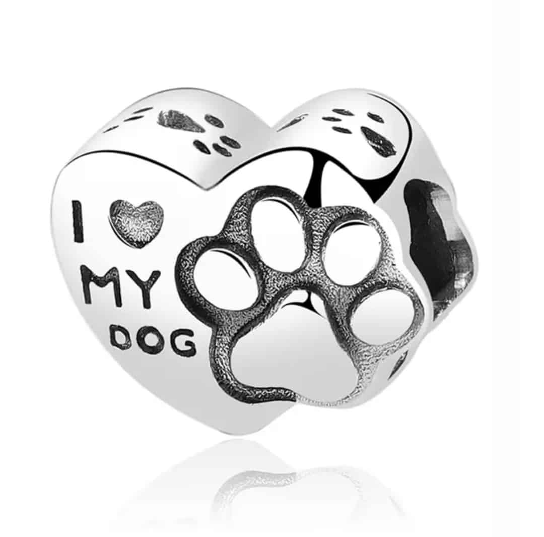 Product Voor en Achterzijde van onze super lieve honden bedel. Dit hart bedel me gravure in zwart I love my dig is gemaakt van 925 sterling zilver. Met aan de rechterkant van het haartje een grote dierenpoot.