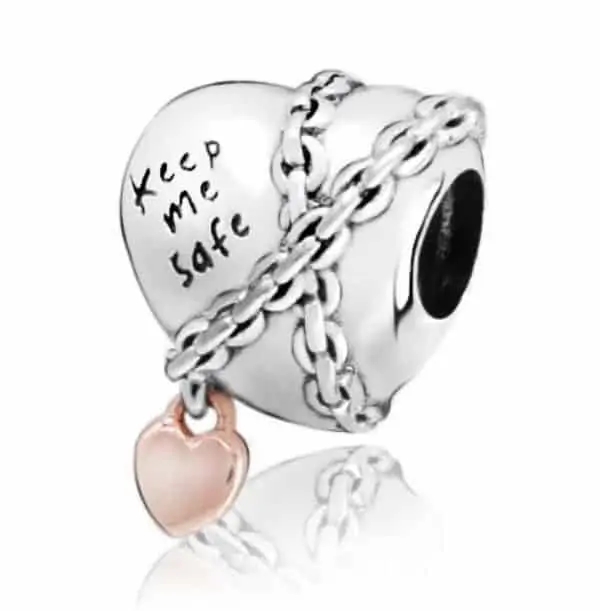 Vooraanzicht van onze keep me safe hart met ketting. Mooie ketting omwonden over het hart met aan het einde van de ketting een klein rose hartje. Deze bead geef je aan iemand die wel wat liefde kan gebruiken. Gemaakt van 925-sterling-zilver