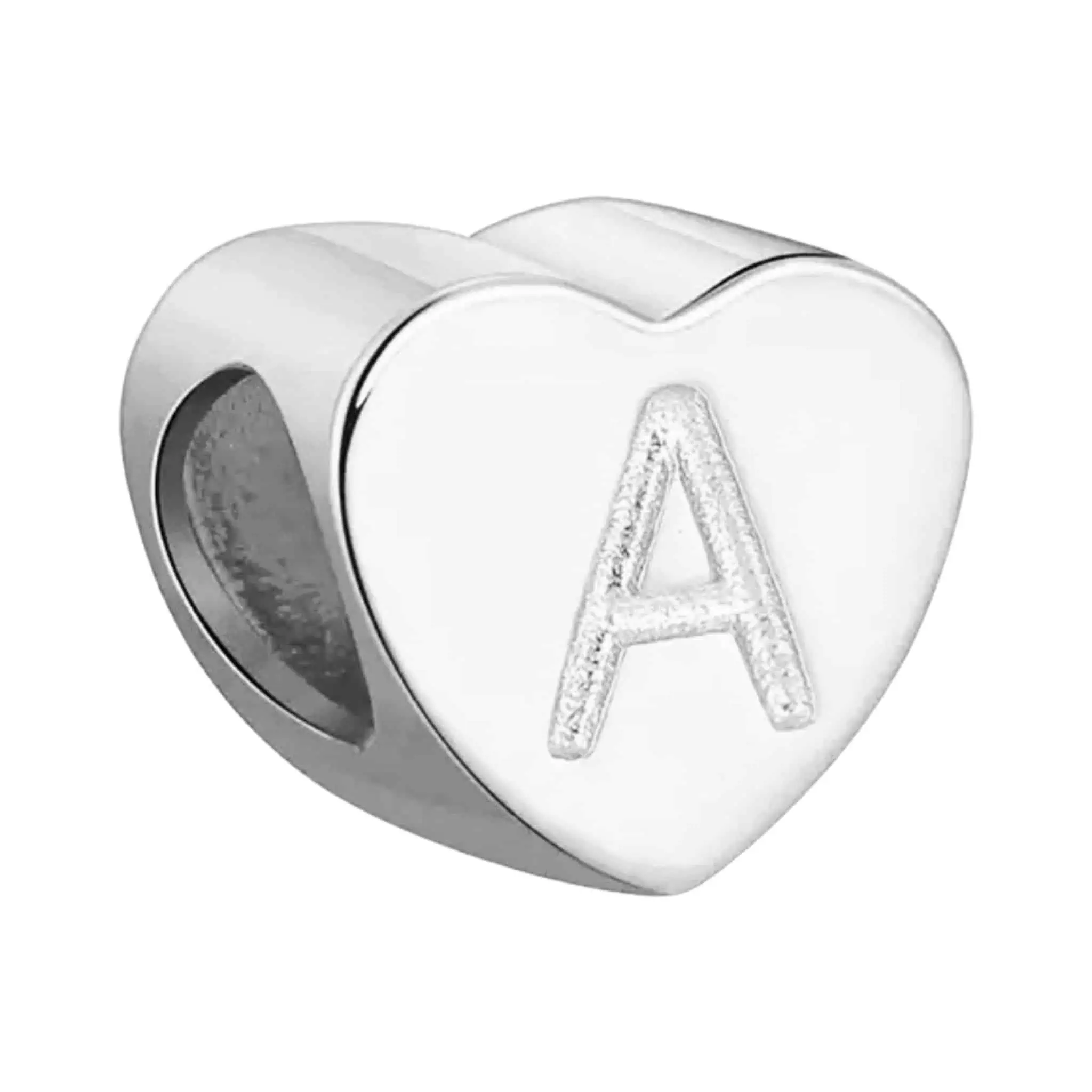 Product Afbeelding Voor en Achteraanzicht van onze prachtige hart letter bead uit de collectie sierletters en cijfers. Deze prachtige bedel met de letter A is gemaakt van 925 sterling zilver en is gegraveerd met de letter a in het hart.