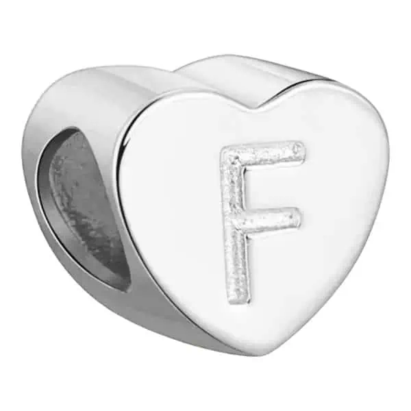 Product Afbeelding Voor en Achteraanzicht van onze prachtige hart letter bead uit de collectie sierletters en cijfers. Deze prachtige bedel met de letter F is gemaakt van 925 sterling zilver en is gegraveerd met de letter f in het hart.