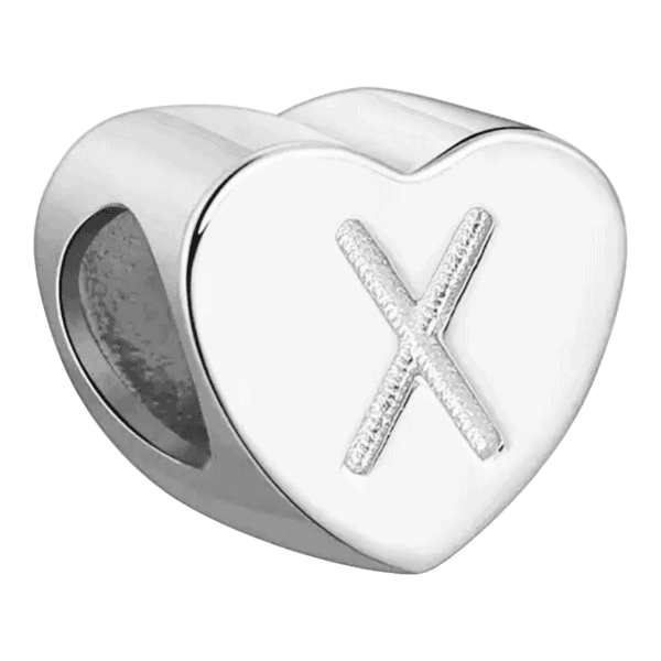 Product Afbeelding Voor en Achteraanzicht van onze prachtige hart letter bead uit de collectie sierletters en cijfers. Deze prachtige bedel met de letter X is gemaakt van 925 sterling zilver en is gegraveerd met de letter x in het hart.