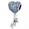 Product Afbeelding vooraanzicht van onze prachtige bedel uit de liefde collectie. Deze prachtige beer met blauwe zirkonia is gemaakt van 925 sterling zilver. Het hart is ingelegd met blauwe zirkonia met hangend beertje.