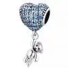 Product Afbeelding vooraanzicht van onze prachtige bedel uit de liefde collectie. Deze prachtige beer met blauwe zirkonia is gemaakt van 925 sterling zilver. Het hart is ingelegd met blauwe zirkonia met hangend beertje.
