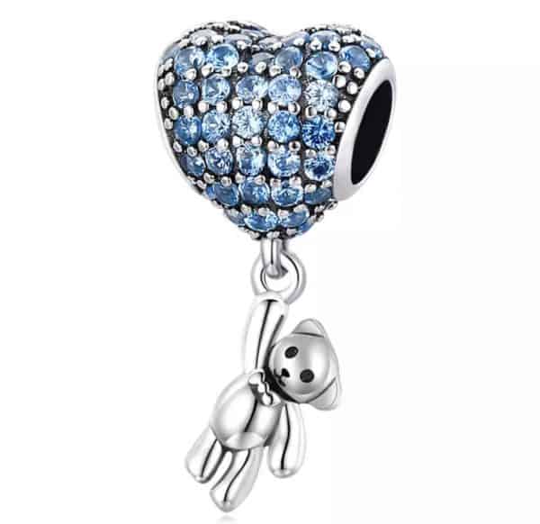 Product Afbeelding vooraanzicht van onze prachtige bedel uit de liefde collectie. Deze prachtige beer met blauwe zirkonia is gemaakt van 925 sterling zilver. Het hart is ingelegd met blauwe zirkonia met hangend beertje.