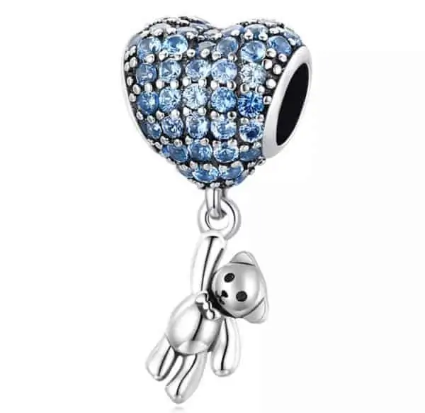 Product Afbeelding vooraanzicht van onze prachtige bedel uit de liefde collectie. Deze prachtige beer met blauwe zirkonia is gemaakt van 925 sterling zilver. Het hart is ingelegd met blauwe zirkonia met hangend beertje.