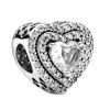 Product Afbeelding Vooraanzicht en Achteraanzicht vaan onze prachtige bedel uit de liefde collectie. Dit mooie hart os gemaakt van 925 sterling zilver met een groot zirkonia hart. Daaromheen kleine zirkonia steentjes.