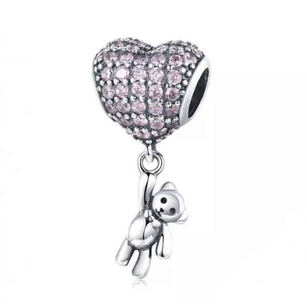 Vooraanzicht van onze lieve hart met beer. Dit beertje hangt aan een prachtig hart vol gezet met roze zirkonia. Gemaakt van 925 sterling zilver en een perfect cadeau voor valentijn.