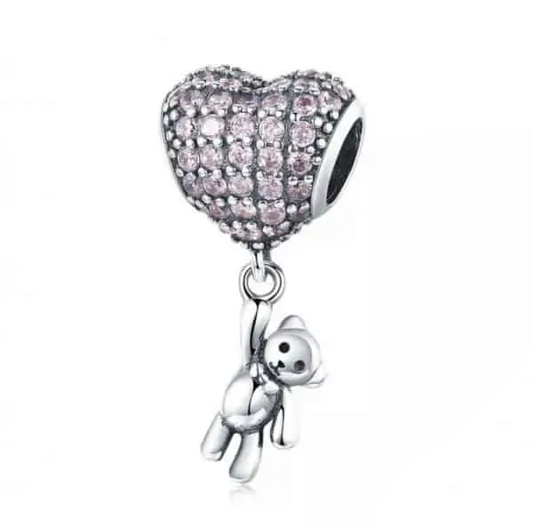 Vooraanzicht van onze lieve hart met beer. Dit beertje hangt aan een prachtig hart vol gezet met roze zirkonia. Gemaakt van 925 sterling zilver en een perfect cadeau voor valentijn.