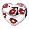 Vooraanzicht van de mooie kusjes hart bead. Deze bedel heeft aan de voorkant kleine rode kus mondjes. Aan de achterkant staat gegraveerd Kiss me. Ook deze liefde valentijn bead is gemaakt van 925 sterling zilver