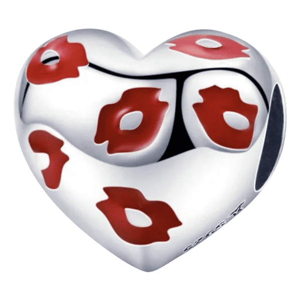 Vooraanzicht van de mooie kusjes hart bead. Deze bedel heeft aan de voorkant kleine rode kus mondjes. Aan de achterkant staat gegraveerd Kiss me. Ook deze liefde valentijn bead is gemaakt van 925 sterling zilver