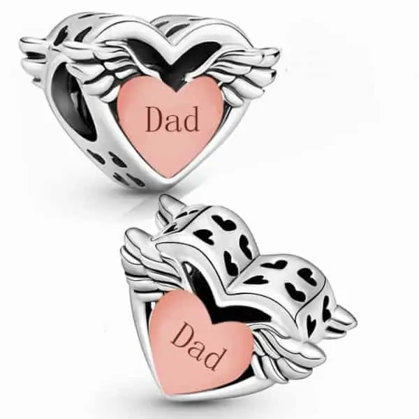 Voor en achteraanzicht van onze prachtige papa hart bead. Deze valentijn bedel heeft prachtige vleugels aan de zijkant. Het hartje in het midden is gemaakt van rose gegraveerd met dad. Gemaakt van 925 sterling zilver.