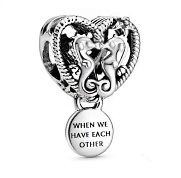 Product Afbeelding Voor en Achterzijde van onze prachtige hart zeepaardjes. Deze bead is gemaakt van 925 sterling zilver met een hangende medaillon met de tekst when we have each other gegraveerd.