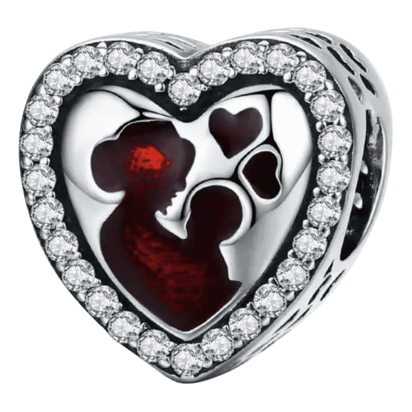 Voor en achteraanzicht van onze moeder en kind bedel. Deze prachtige bedel bead is ingelegd rondom met zirkonia. Mama en de baby zijn ingelegd met robijn rode emaille. De moeder en baby bead is gemaakt van 925 sterling zilver.