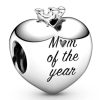 Product Afbeelding Vooraanzicht van onze lieve mama bedel. Dit hart bedeltje heeft een krron bovenop en een gravure met mom of the year in zwart emaille. Uiteraard gemaakt van 925 sterling zilver. Voorzien van stempel.
