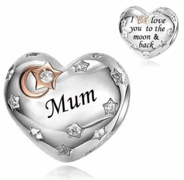 Product Afbeelding Vooraanzicht van onze nieuwe familie collectie. Dit prachtige hart is vol en rondom bezet met sterren zirkonia. Mum is prachtig gegraveerd in het midden. Op de achterkant de tekst voor mama die luidt I love you to the moon and back. Hele mooi maan in rose goud. Uiteraard is deze mama of mum bedel gemaakt van 925 sterling zilver.