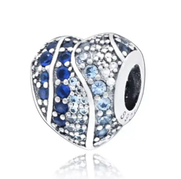 Product Afbeelding Voor en Achterzijde van onze prachtige hart oceaan bedel. Deze bead is gemaakt van 925 sterling zilver met verschillende blauwe zirkonia steentjes.