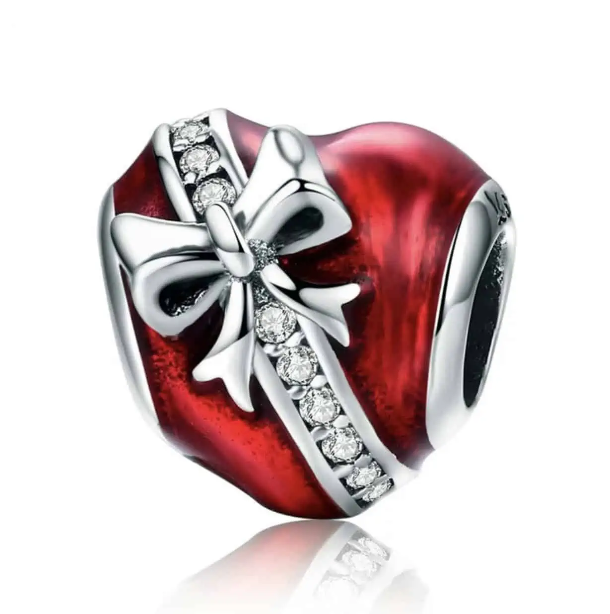 Product Afbeelding Vooraanzicht van onze mooie rode hart bedel uit de liefde collectie. Deze mooi hart is gemaakt van 925 sterling zilver met rode emaille. De strik gaat rondom de bead en is ingelegd met zirkonia. Een echte Valentijn bead.