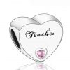 Product Afbeelding Vooraanzicht van onze nieuwe hart bedel met gravure Teacher. Met ingelegde roze zirkonia hart. Een super leuk cadeau voor leraar of lerares. Uiteraard gemaakt van 925 sterling zilver. Zet je Meester of juf in het zonnetje