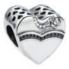 Vooraanzicht van deze prachting trouwdag bedel. Aan de voorzijde zie je de trouwjurk van de vrouw. Aan de andere kant van de bedel de smoking van de man. Hoogwaardige emaille in zwart en wit. Gemaakt van 925 sterling zilver.