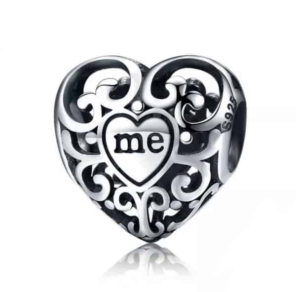 Vooraanzicht van onze prachtige valentijn hart you and me. The you staat op de voorkant en de me op de achterkant. Verder is deze bead helemaal opengewerkt. Gemaakt van hoogwaardig 925 sterling zilver. Perfect valentijn cadeau.