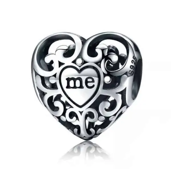 Vooraanzicht van onze prachtige valentijn hart you and me. The you staat op de voorkant en de me op de achterkant. Verder is deze bead helemaal opengewerkt. Gemaakt van hoogwaardig 925 sterling zilver. Perfect valentijn cadeau.