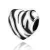 Vooraanzicht van ons practige zebra hart. De liefde voor de zebra print is nooit weggeweest en deze bead is helemaal perfect voor de zebra lover. Het hart is gemaakt van zwarte en witte emaille. Uiteraard is er alleen gebruik gemaakt van 925-sterling zilver. Deze zebra bedel is een must have!