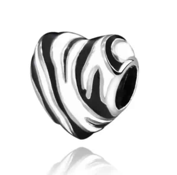 Vooraanzicht van ons practige zebra hart. De liefde voor de zebra print is nooit weggeweest en deze bead is helemaal perfect voor de zebra lover. Het hart is gemaakt van zwarte en witte emaille. Uiteraard is er alleen gebruik gemaakt van 925-sterling zilver. Deze zebra bedel is een must have!