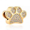 Voor en achteraanzicht van onze nieuwe gouden hondenvoet bedel. Prachtige honden en dierenpoot ingelegd met zirkonia aan beide kanten. Gemaakt van 925 sterling zilver met een gelaagd 18 Karaat laagje.