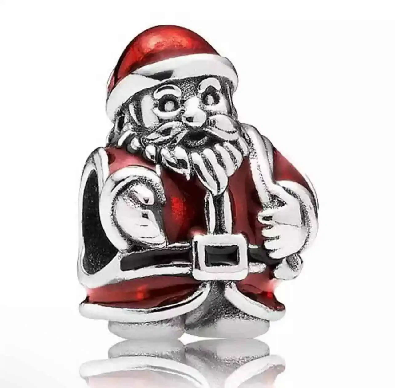 Product Afbeelding Vooraanzicht van onze prachtige kerstman uit de kerst collectie. Deze kerst man is gemaakt van 925 sterling zilver. En mooie ingelegd met rode emaille.