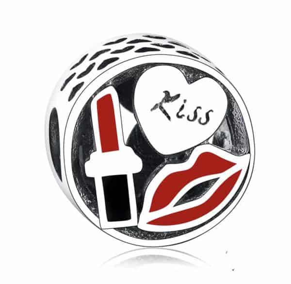 Prodcut Afbeelding Voor en Achteraanzicht van onze prachtige kiss bedel. Mooie ronde bedel met lippenstift, lippen en een hartje met gravure kiss. Gemaakt van 925 sterling zilver en zwarte en rode emaille.