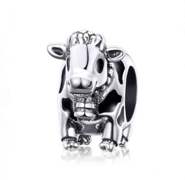 product Afbeelding vooraanzicht uit onze dieren collectie. Deze prachtige koe is gemaakt van 925 sterling zilver en zwarte emaille. De zwarte emaille maken de vlekken waardoor de koe er bijna echt uit ziet.