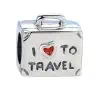 Product Afbeelding Vooraanzicht van onze koffer bead. Deze koffer is gemaakt van 925 sterling zilver en heeft een gravure van I love to travel. Het hartje is gemaakt van rode emaille.