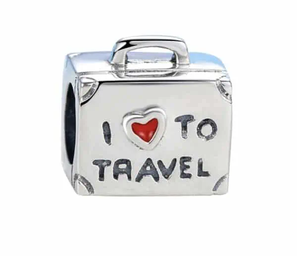 Product Afbeelding Vooraanzicht van onze koffer bead. Deze koffer is gemaakt van 925 sterling zilver en heeft een gravure van I love to travel. Het hartje is gemaakt van rode emaille.