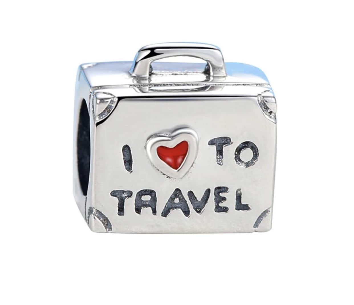 Product Afbeelding Vooraanzicht van onze koffer bead. Deze koffer is gemaakt van 925 sterling zilver en heeft een gravure van I love to travel. Het hartje is gemaakt van rode emaille.