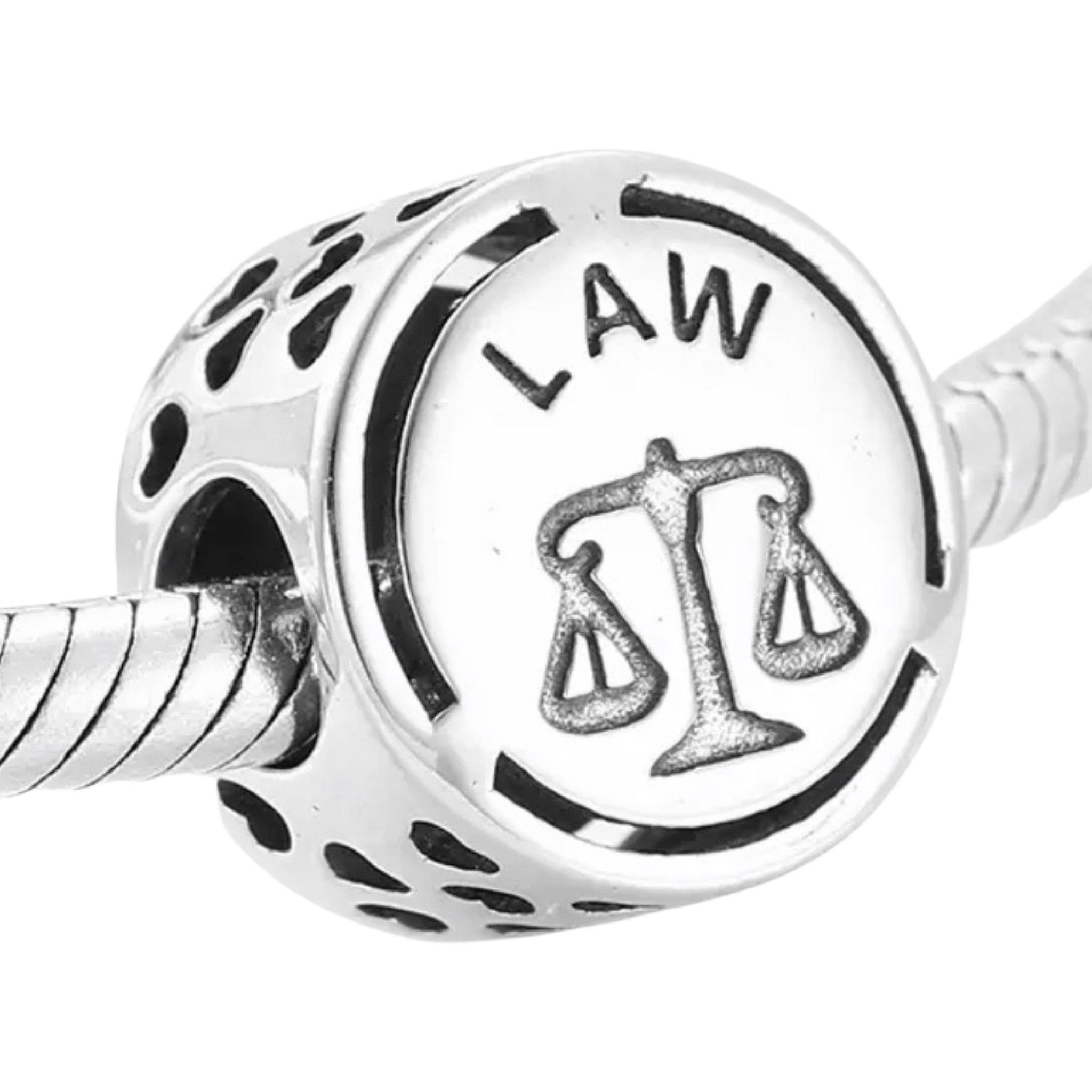 Product Afbeelding Voor en achterzijde van onze mooie beroepen en studel bead. Deze bedel is gegraveerd met een weegschaal en de letter law die voor rechten staan. Deze studie bedel is gemaakt van 925 sterling zilver en zwarte emaille. Cadeau voor een geslaagde.