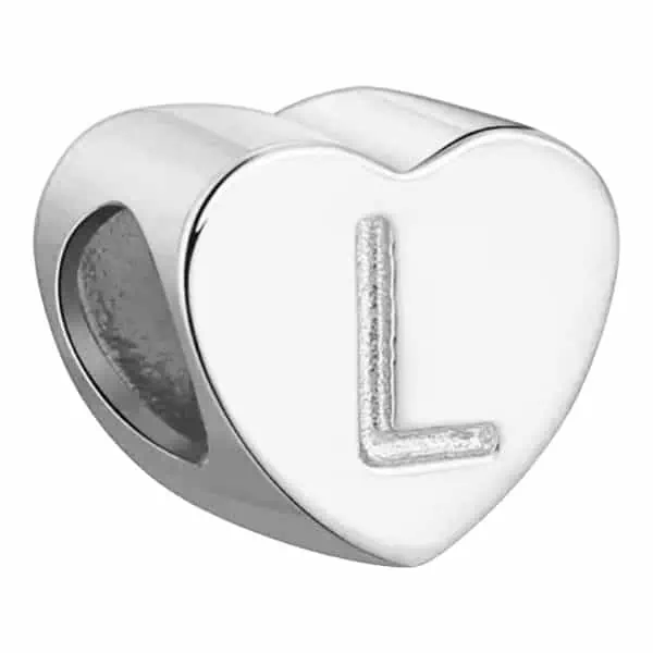 Product Afbeelding Voor en Achteraanzicht van onze prachtige hart letter bead uit de collectie sierletters en cijfers. Deze prachtige bedel met de letter L is gemaakt van 925 sterling zilver en is gegraveerd met de letter l in het hart.