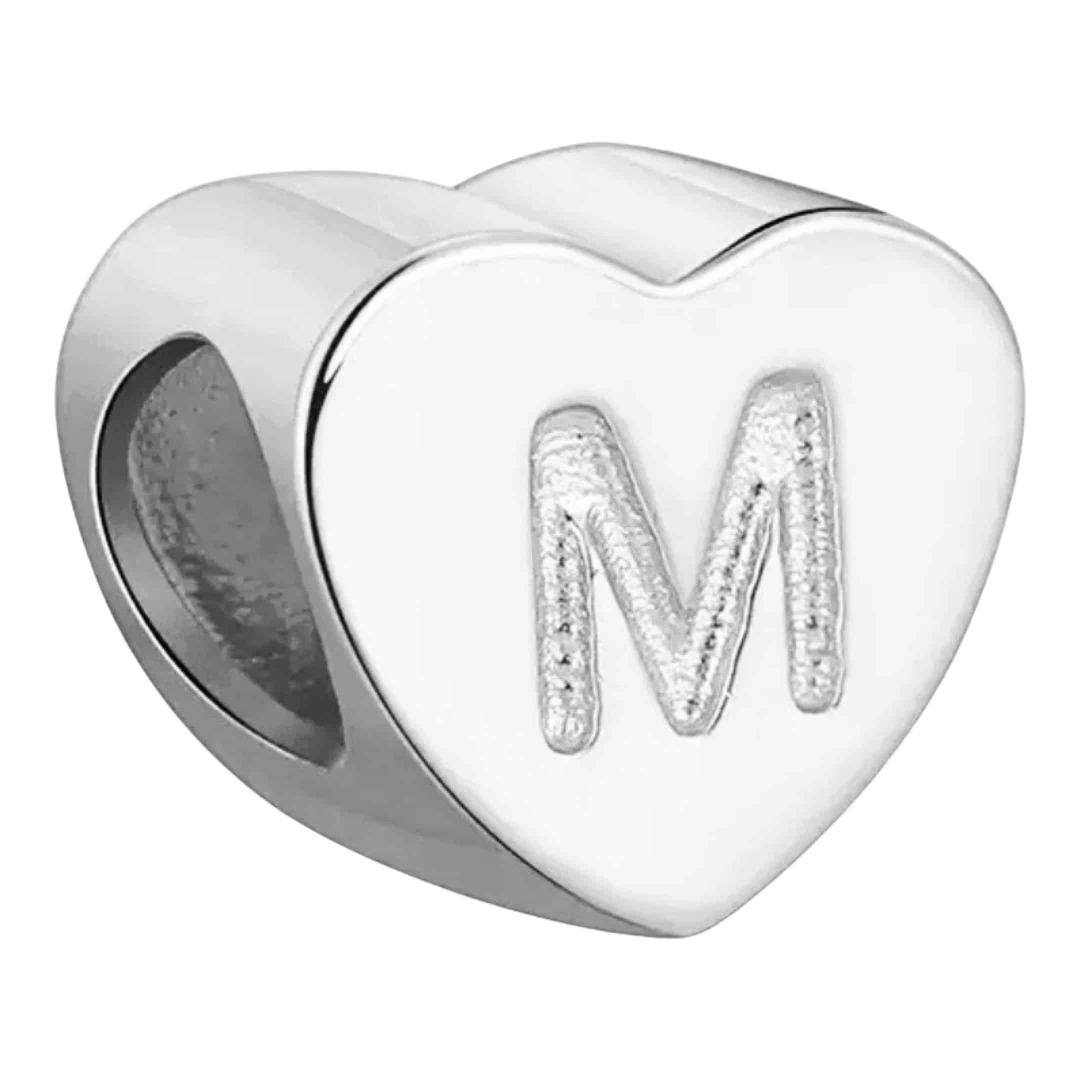 Product Afbeelding Voor en Achteraanzicht van onze prachtige hart letter bead uit de collectie sierletters en cijfers. Deze prachtige bedel met de letter M is gemaakt van 925 sterling zilver en is gegraveerd met de letter m in het hart.