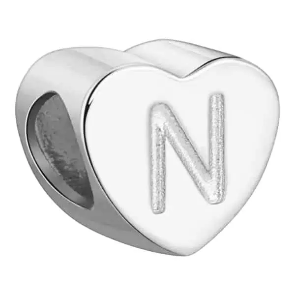 Product Afbeelding Voor en Achteraanzicht van onze prachtige hart letter bead uit de collectie sierletters en cijfers. Deze prachtige bedel met de letter N is gemaakt van 925 sterling zilver en is gegraveerd met de letter n in het hart.