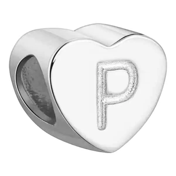 Product Afbeelding Voor en Achteraanzicht van onze prachtige hart letter bead uit de collectie sierletters en cijfers. Deze prachtige bedel met de letter P is gemaakt van 925 sterling zilver en is gegraveerd met de letter p in het hart.