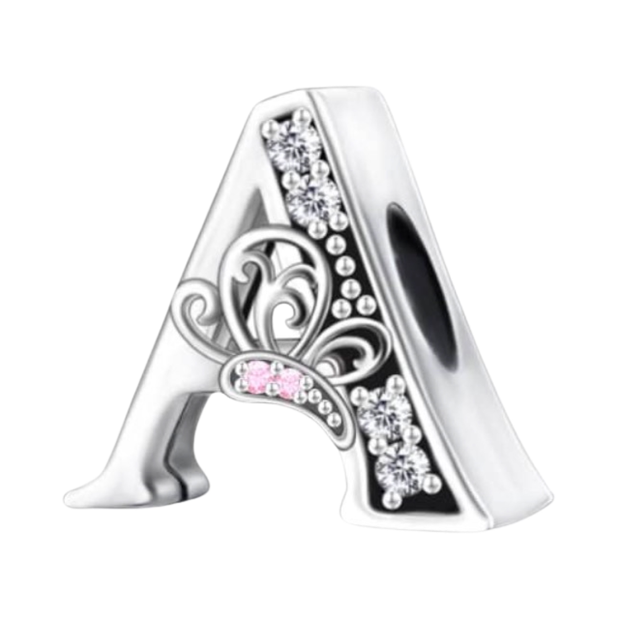 Product Afbeelding Voor en Achteraanzicht van onze prachtige nieuwe sierletter A. Deze letter a is gemaakt van 925 sterling zilver en ingelegde zirkonia steentjes. Ook vliegt er een vlinder over de letter heen met roze zirkonia stenen.