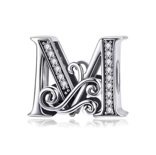 Product Afbeelding Vooraanzicht van onze mooie sierletter bead letter M. Deze prachtige sier letter m is gemaakt van 925 sterling zilver en is ingelegd met zirkonia en heeft als mooie afwerking een sierlijke krul door de letter heen.