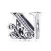 Product Afbeelding Vooraanzicht van onze mooie sierletter bead letter N. Deze prachtige sier letter n is gemaakt van 925 sterling zilver en is ingelegd met zirkonia en heeft als mooie afwerking een sierlijke krul door de letter heen.