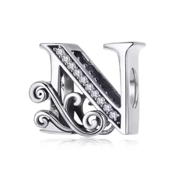 Product Afbeelding Vooraanzicht van onze mooie sierletter bead letter N. Deze prachtige sier letter n is gemaakt van 925 sterling zilver en is ingelegd met zirkonia en heeft als mooie afwerking een sierlijke krul door de letter heen.