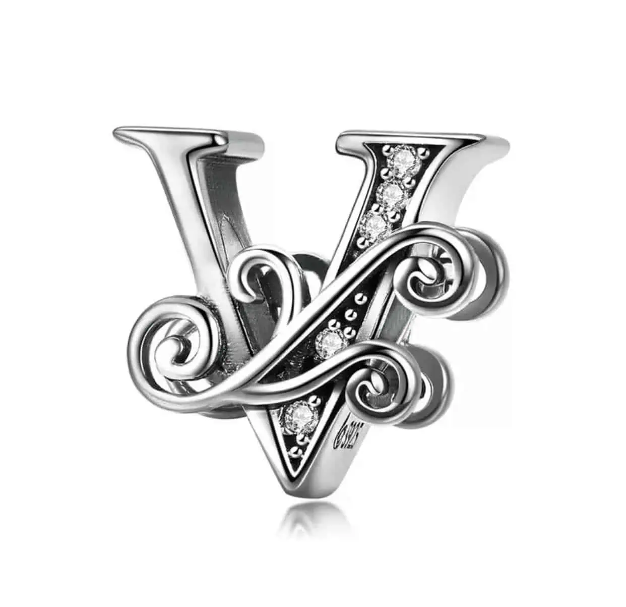 Product Afbeelding Vooraanzicht van onze prachtige sierletter v uit de cijfer en letters collectie. Deze V bead sierletter is gemaakt van 925 sterling zilver en heeft zirkonia steentjes ingelegd. Verder wordt de letter bead versierd door krullen.