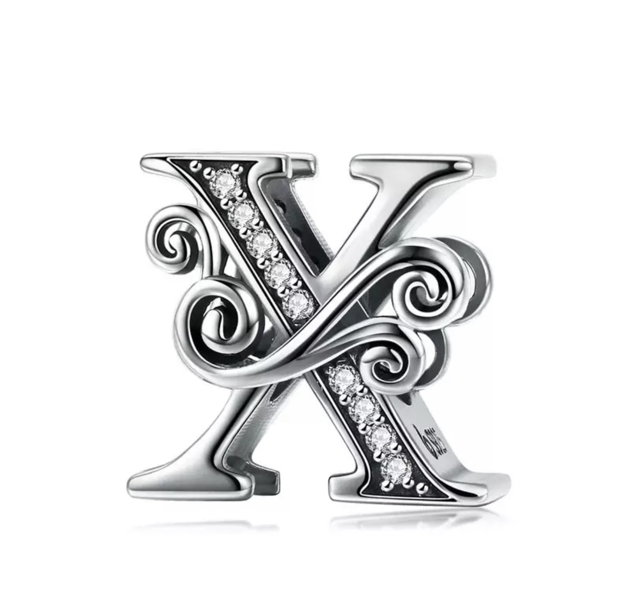 Product Afbeelding Vooraanzicht van onze prachtige sierletter X uit de collectie letters en cijfers. De letter X is gemaakt van 925 sterling zilver en ingelegd met zikronia stenen. Verder heeft de X letter versiersels over de letter heen.
