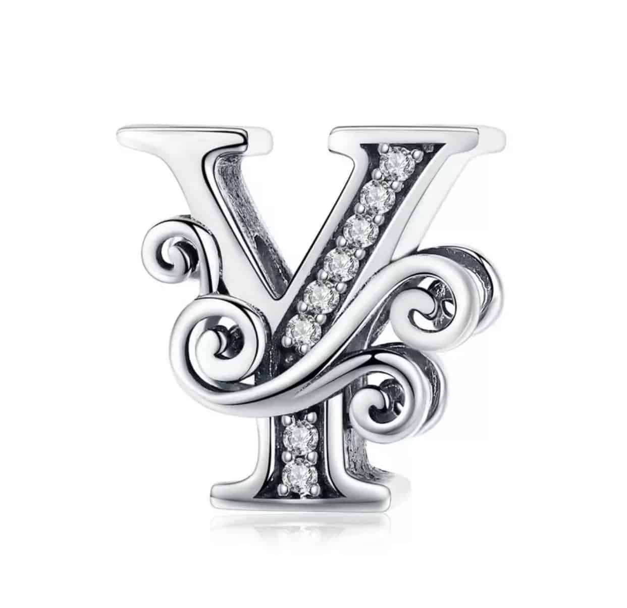 Product Afbeelding Vooraanzicht van onze prachtige sierletter Y. Deze sierlijke bead letter is gemaakt van 925 sterling zilver en ingelegd met zirkonia. Verder is de letter y mooi afgewerkt met sierlijke details.
